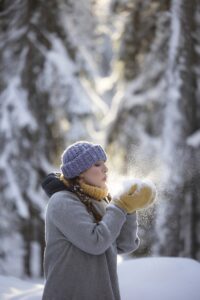 Henkilö kuvassa lumisissa maisemissa